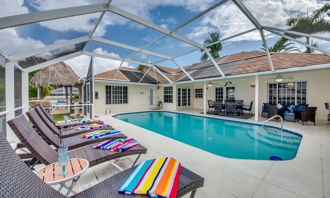 Yacht Club House | Villa 11 Walk to Beach, Pool, Bikes, Kayaks, Direct Gulf Access, 154 Reviews.