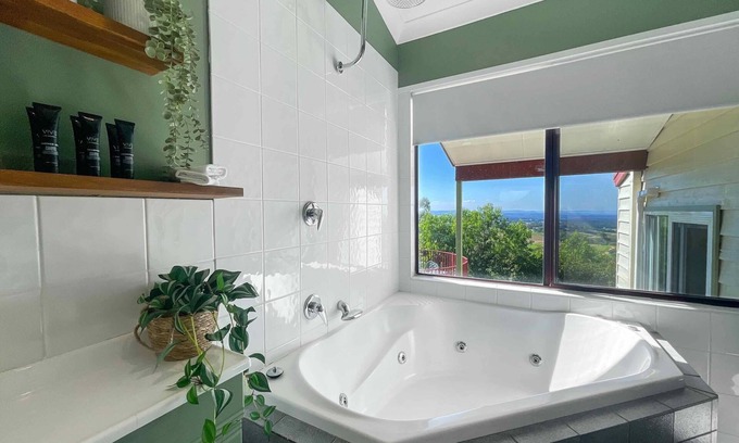 Mount View Villa | Villa 3 @ Bimbadeen Estate - Split level villa with views that stretch on forever - just for 2!