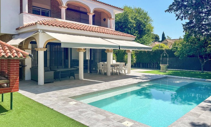 Jerez de la Frontera Villa | Villa Alamos Jerez | Heated Salted Pool | BBQ x2 | Gardens | OpenPlan | 850m2