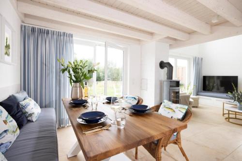 Nordhorn House | Villa am See für bis zu 6 Personen mit Kaminofen, Badewanne und Sauna - Haustiere herzlich willkommen, direkt am Wasser gelegen