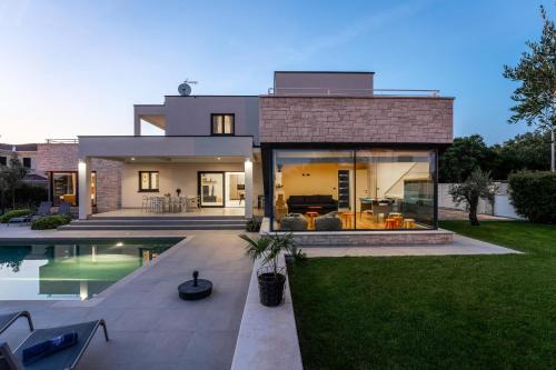 Vrvari Villa | Villa Anni for 10 people in Porec with heated pool, sea view & kids room and playground