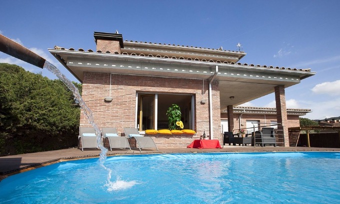 Llinars del Valles House | Villa + Apart. 20'beach, near Bcn, 2 pools, wifi, 23people, train direct aerport