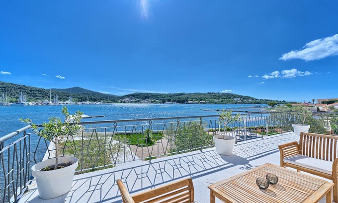 Sutomiscica Villa | Villa Blue Bay - beachfront villa with a pool for 10 guest on island Ugljan