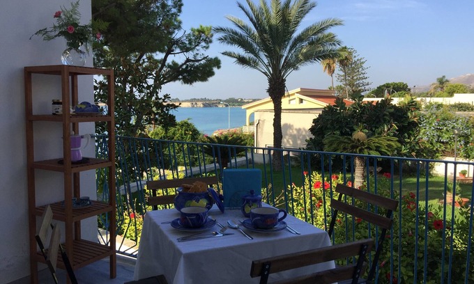 Fontane Bianche Apartment | Villa Clara - Apartment in villa one step away from the sea