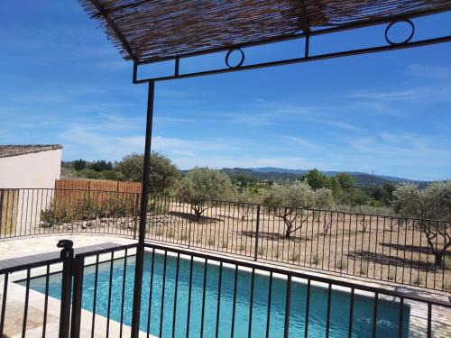 Joucas House | Villa Comme un Dimanche, piscine privée, chauffée, & vue