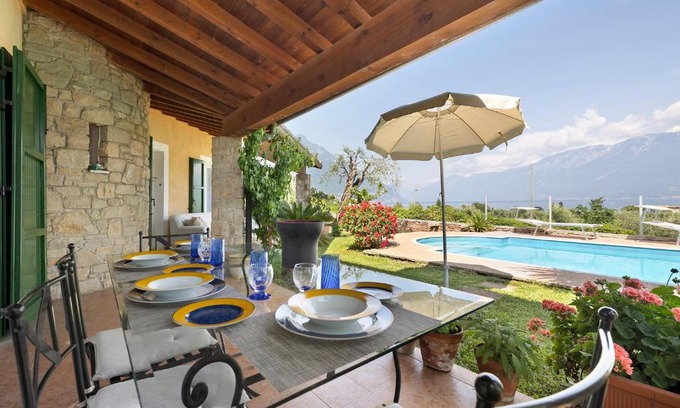 Roina Villa | Villa Corneghe with pool