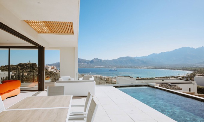 Calvi House | Villa d' Architecte Avec Superbe vue sur la Baie de Calvi, Entre mer et Montagne