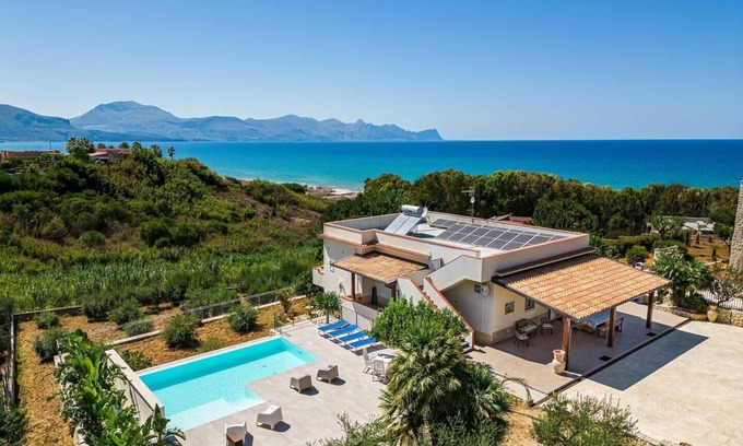 Alcamo Marina Villa | Villa DellAcqua: Infinity Pool with Sea View