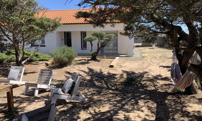 Bretignolles-sur-Mer Villa | Villa Des Dunes, feet in the water!