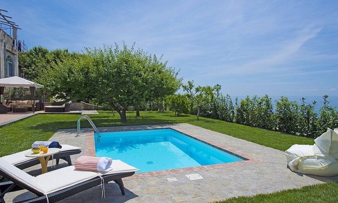 Praiano Villa | Villa Dorata: A bright and elegant three-story villa built on the sloping cliff in front of the sea, with Free WI-FI.