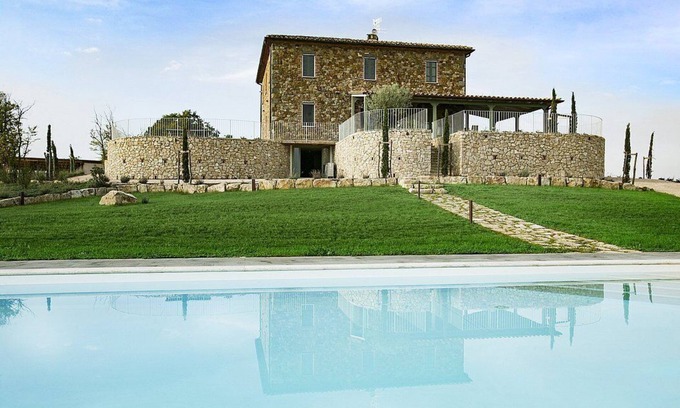 Il Poggio Villa | Villa Edesia: A characteristic and welcoming three-story villa surrounded by meadows and by green hills, with Free WI-FI.