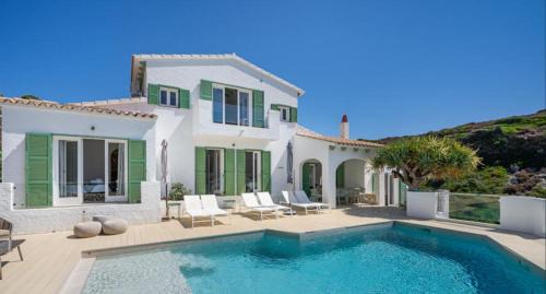 Cala Llonga House | Villa elevada reformada con estilo y elegancia