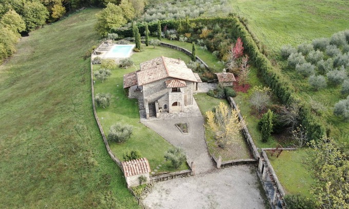 San Leo Bastia Villa | Villa Elisa, villa with private pool & air Co near Reschio Castle