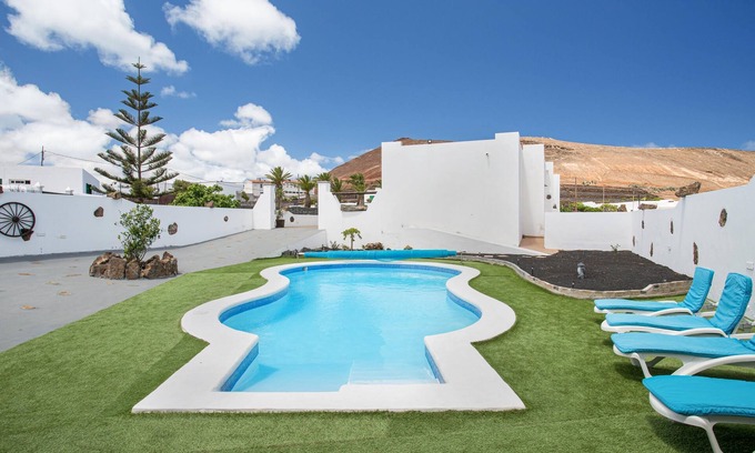 Tinajo House | Villa Eva with Mountain View, Pool, Wi-Fi, Air Conditioning & Garden; Parking Available