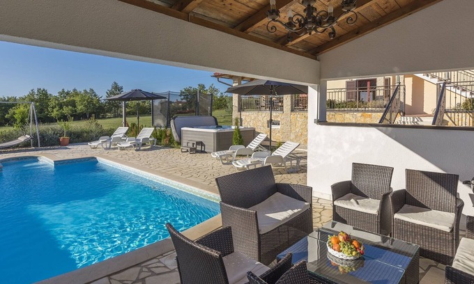 Nova Vas Cabin | Villa for 8 persons with large garden and pool in a quiet locality