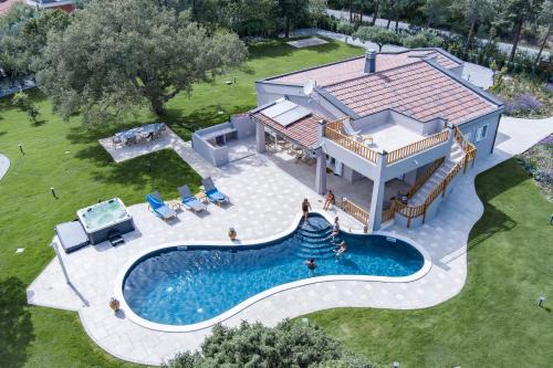 San Teodoro Villa | Villa Golden Root Real Estate