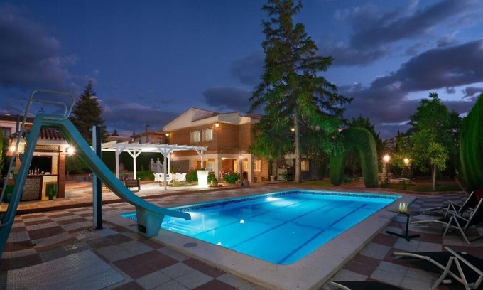 Barrio de la Vega Villa | VILLA GRANADA GARDEN DELUXE. POOL AND BBQ