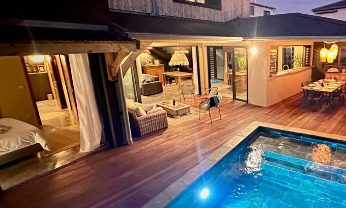 Centre-Ville Villa | Villa Grandbois, its spa, swimming pool and Indian Ocean view. 5* bed and breakfast