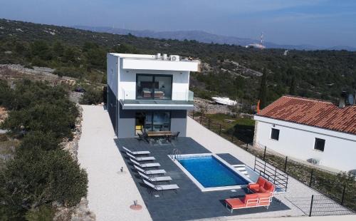 Vinisce Villa | Villa Grey with Heated Pool