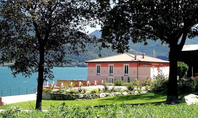 Calozzo Villa | Villa Guerina: An elegant and welcoming two-story villa located right on the Como Lake, with Free WI-FI.