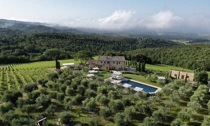 Castellina in Chianti Villa | Villa in Fioraie with 10 bedrooms sleeps 19