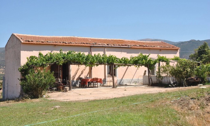 Perfugas Apartment | VILLA IN THE COUNTRYSIDE LAKE VIEW 15 MINUTES FROM THE SEA