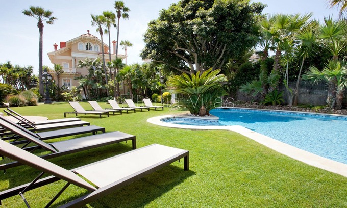 Passeig Maritim Villa | Villa Isla Cozumel by Utopia Vilas: beach front villa for 15 people in Sitges
