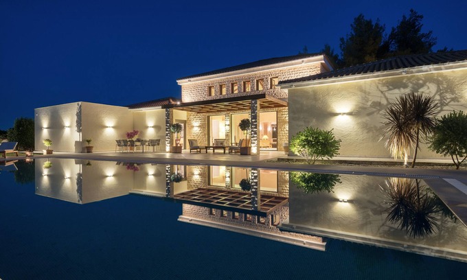 Laganas Villa | Villa la Curva is a modernly designed, 370m home, near the beach of Laganas.