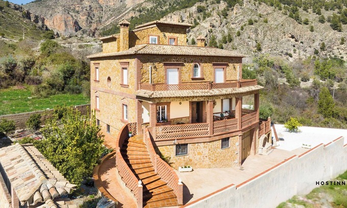 Moclin Villa | Villa La Gaviota 7BR w Pool near El Gollizno Trail