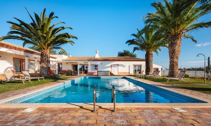 Albufeira Villa | Villa 'Las Rosas' with Private Pool, Wi-Fi and Air Conditioning