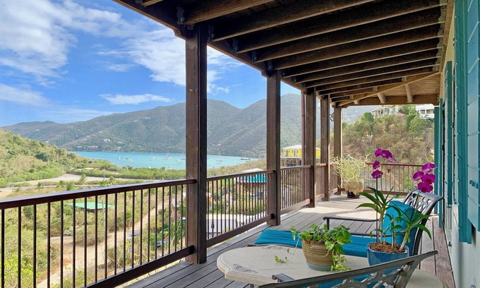 Estate Emmaus House | Villa Madeline ~ Cozy Hillside Villa w/Solar!