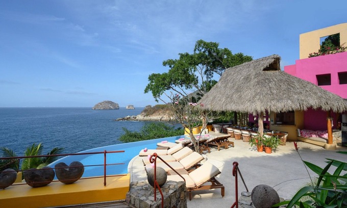 Mismaloya Villa | Villa Mandarina's Ocean front Estate 8-16 Bedrooms PRICE LISTED is for 8 rooms.