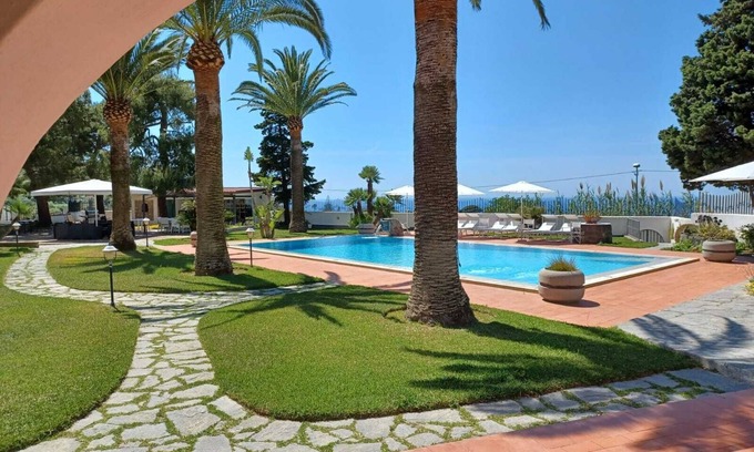 Succhivo Apartment | Villa Martina - "Ginestra" room, in the annex of a prestigious Villa