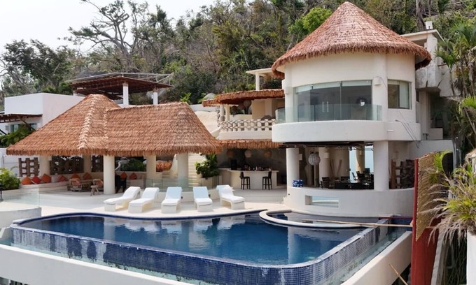 Las Cruces Villa | Villa Maui: Luxury Getaway with Infinity Pool and Spectacular Views 19persons