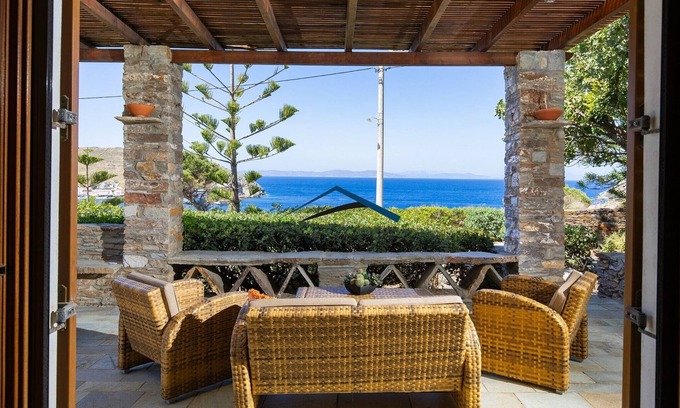 Korissia House | Villa Mirsini only a 3 minute walk from 2 beaches and the town of Korissia.