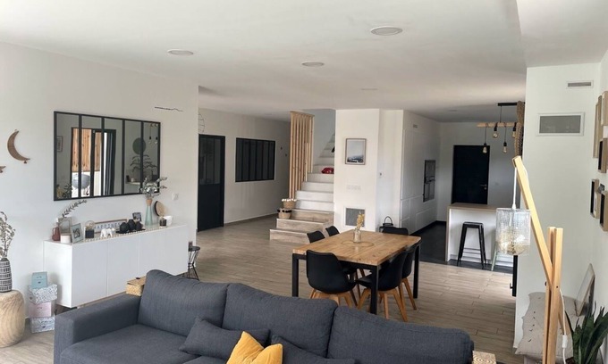 Montarnaud House | Villa Moderne de 217m2 Entièrement Climatisée, 10 Couchages, Piscine
