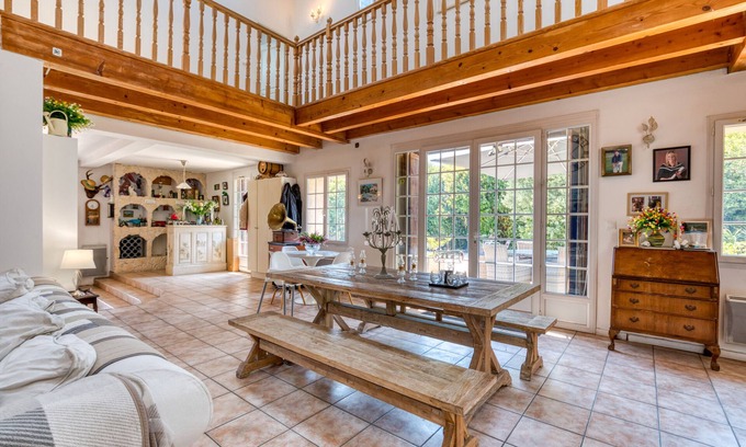 Cournonsec House | Villa 'Moun Mas' with Private Pool, Wi-Fi and Air Conditioning
