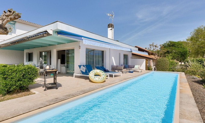 Taussat Villa | Villa on the Port of Taussat with swimming pool