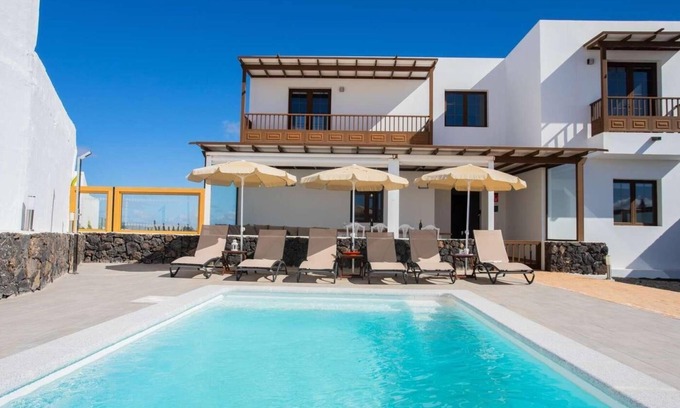 Tinajo House | Villa Palmera La Vegueta Villas