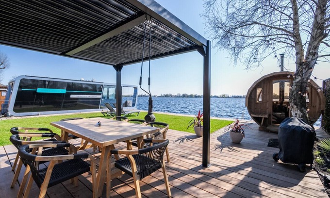 Municipality of De Ronde Venen Apartment | Villa Perla Mare - Sauna Experience - On a lake near Amsterdam