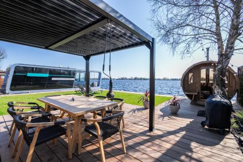 Baambrugse Zuwe Boat Rental | Villa Perla Mare - Sauna Experience - On a lake near Amsterdam