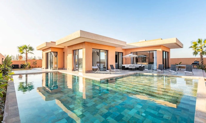 El Aggada Villa | Villa Perle Rouge à Marrakech : Luxe, Confort, et Détente Absolue