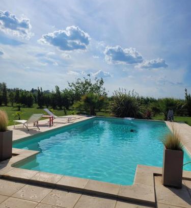 Albaron Villa | Villa provençale à Arles avec piscine privée et vue jardin.