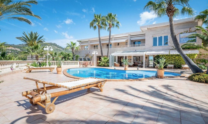 Peguera Villa | Villa "Quesada" Close to the Beach with Pool, Garden & Wi-Fi