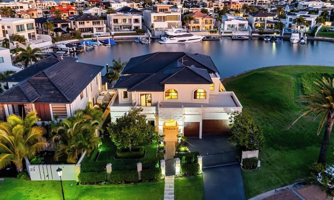 Paradise Point House | Villa Royal is a luxurious waterfront mansion. with Jetty. direct ocean access.