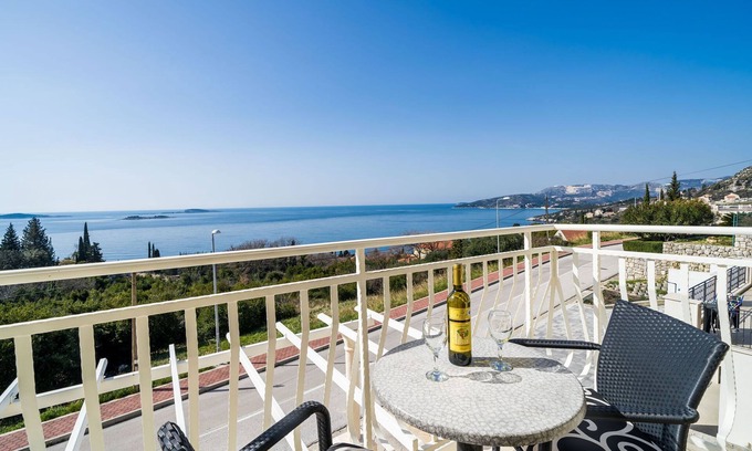 Plat Apartment | Villa Samba - Standard One-Bedroom Apartment with Balcony and Sea View
