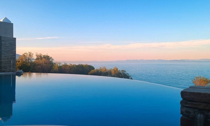 Ormos Agiou Ioannou Apartment | Villa Scorpio - Infinity Pool, Endless Blue Escape