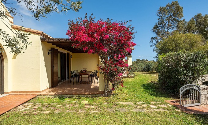 Sant'Elmo Villa | Villa Sintzula – Garden & 500m Walk to Beach
