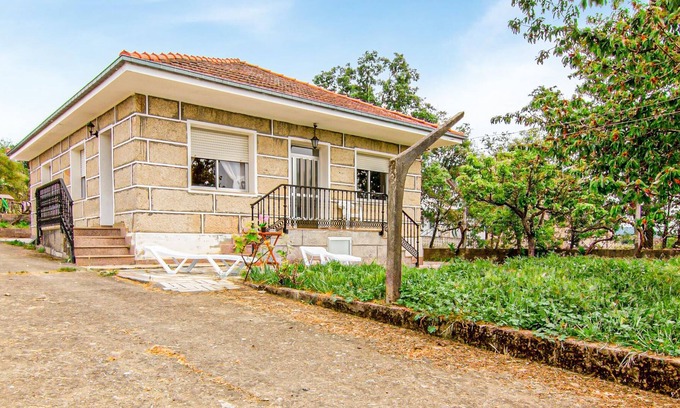 Verin House | Villa surrounded by vineyards, with a river in the area where you can swim.