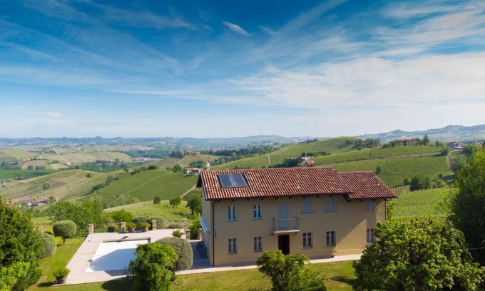 Castiglione Falletto Villa | Villa Tesoro